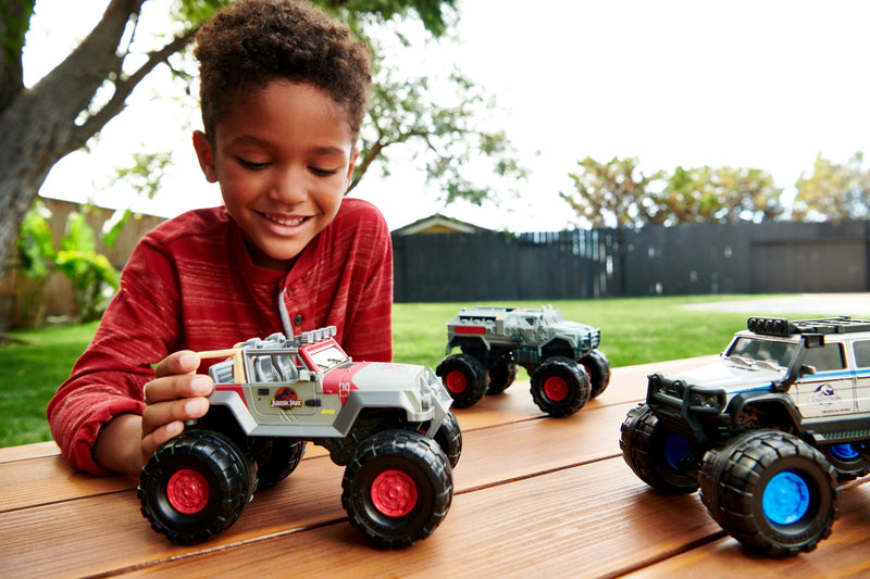 Matchbox Jurassic World Dominion Jeep Wrangler 1:24-Scale Truck with Large Wheels, Toy Gift and Car Collectible for Dinosaur Fans